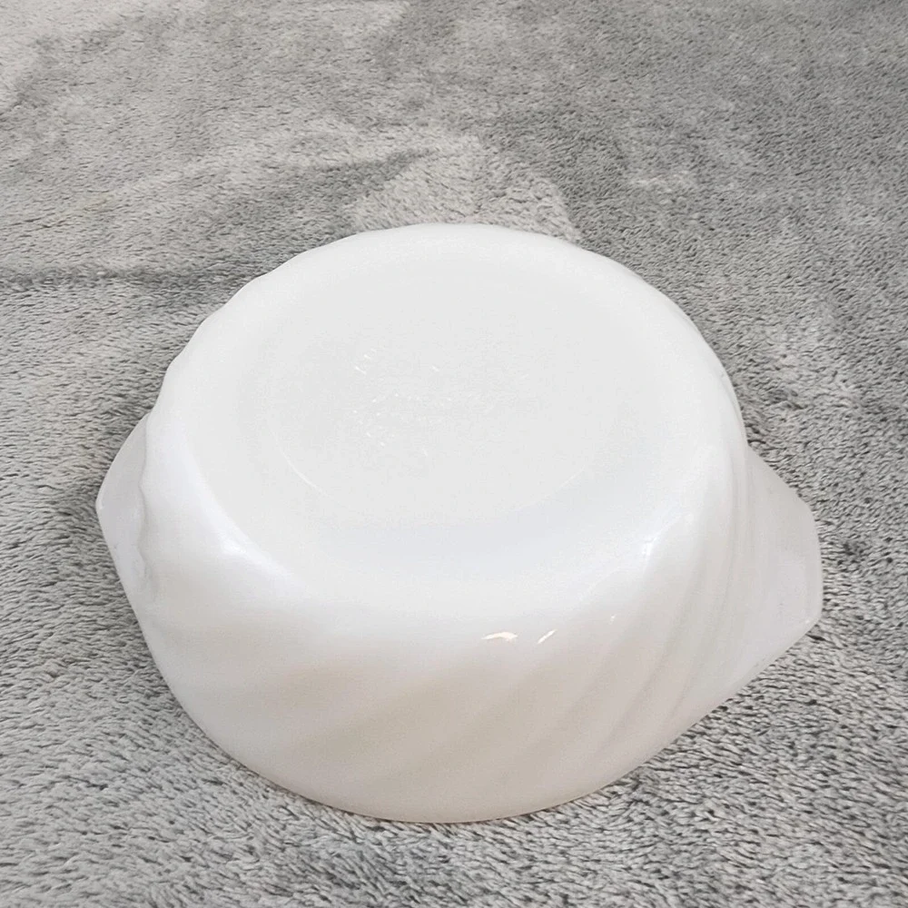 Vintage 1970's Anchor Hocking Fire-King Oven Ware Swirl Bowl w/Handles,‎ White